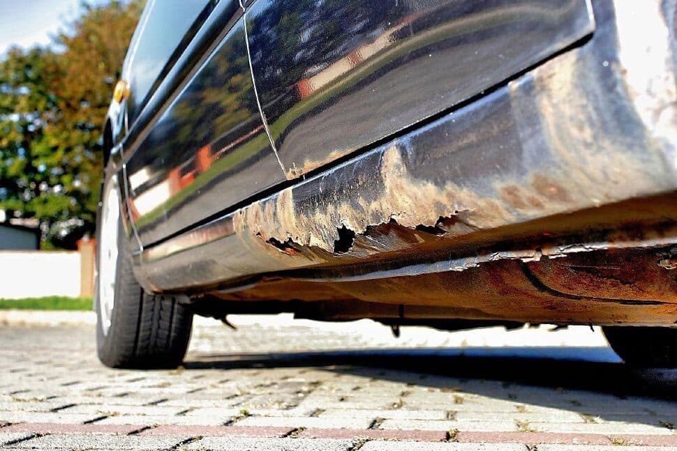 Ako spoznať, že auto začína hrdzavieť? 12 typických miest, ktoré treba kontrolovať