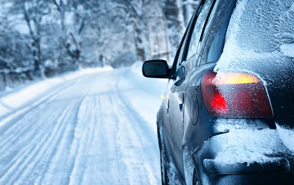 Auto na zasneženej ceste v zime