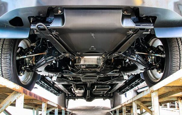 Podvozok auta s namontovaným krytom motora