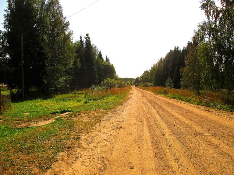 Prašná štrková cesta v prírode